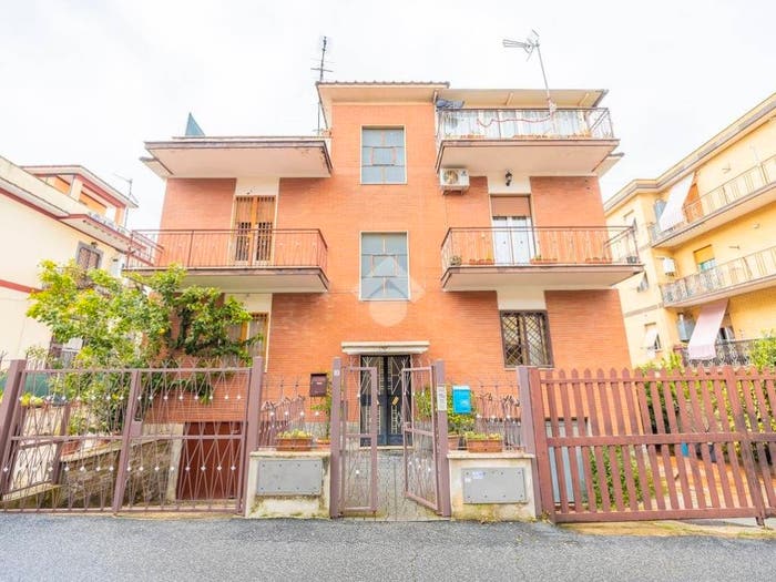 Appartamento trilocale in vendita in Via Viagrande, Fontana Candida, Roma