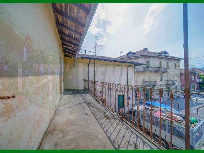 Casa quadrilocale in vendita in Piazza Guglielmo Marconi, Centro, Leggiuno