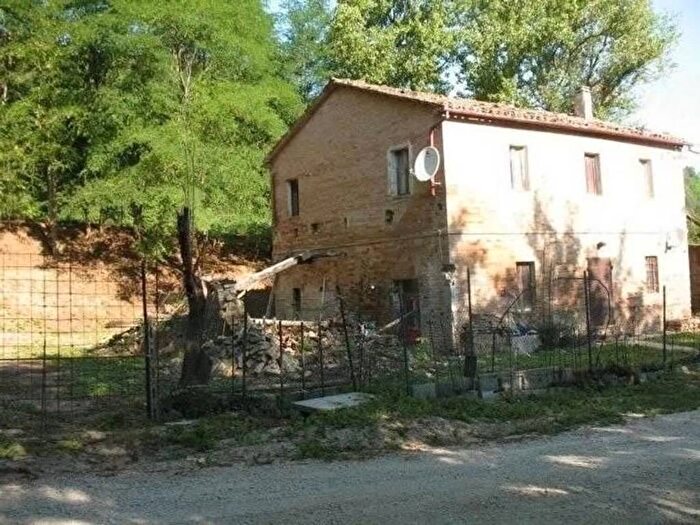 Casa con 6 locali in vendita in Urbino