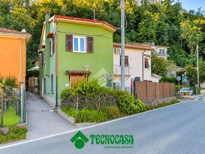 Appartamento quadrilocale in vendita in Via Brigate Partigiane, Piano Di Follo, Follo