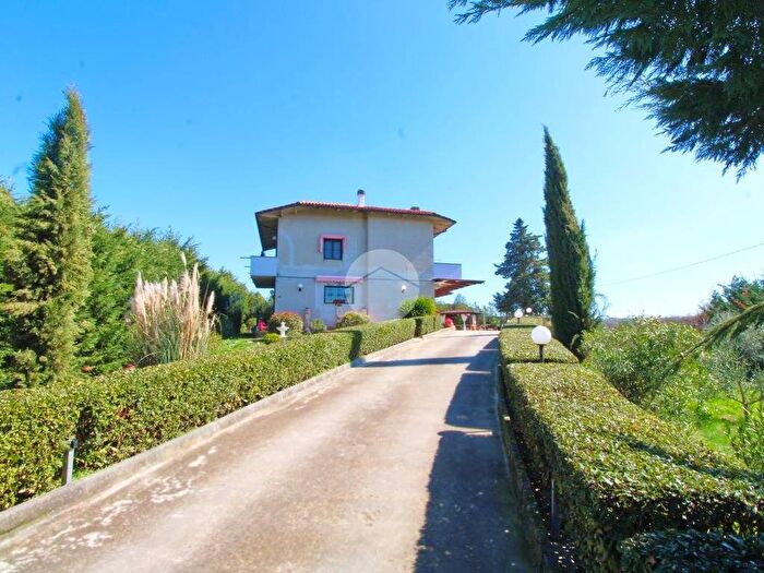 Casa con 6 locali in vendita in Contrada S Martino, Teramo