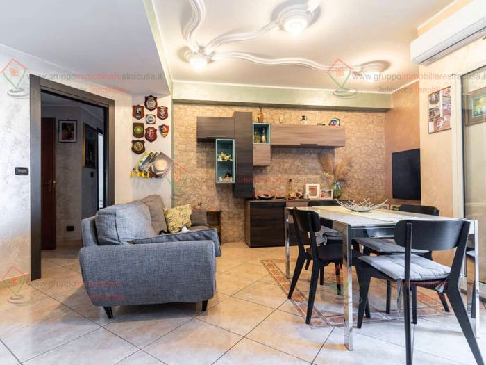 Appartamento quadrilocale in vendita in largo don Giuseppe Columba, Floridia