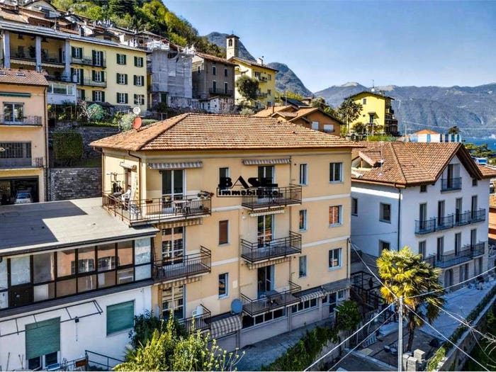 Casa con 6 locali in vendita in Via Regina Nuova, Laglio