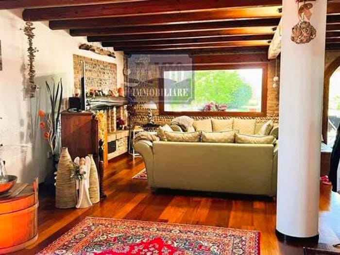 Casa con 6 locali in vendita in Giavera del Montello
