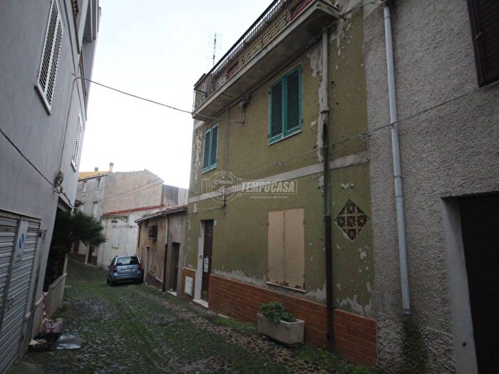 Casa con 6 locali in vendita in Via Sanna Tolu, Centro, Osilo