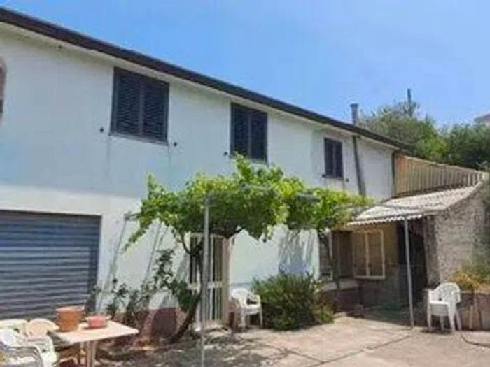 Casa con 6 locali in vendita in Via Giorgio Amendola, Oliena