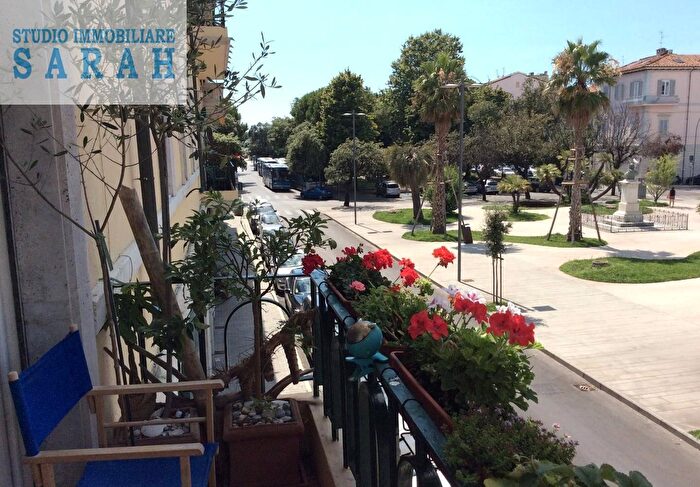 Appartamento con 7 locali in vendita in Piazza Shelley, Viareggio