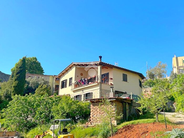 Casa con 5 locali in vendita in Via Moricone, Poggio Catino