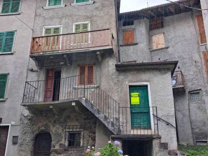 Casa con 6 locali in vendita in Via Capovalle, Roncobello