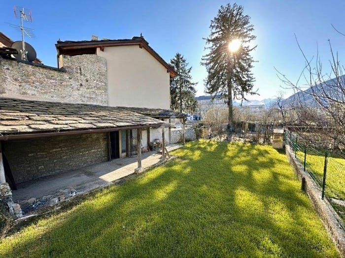 Appartamento trilocale in vendita in Via CroixdeVille, Centro, Aosta