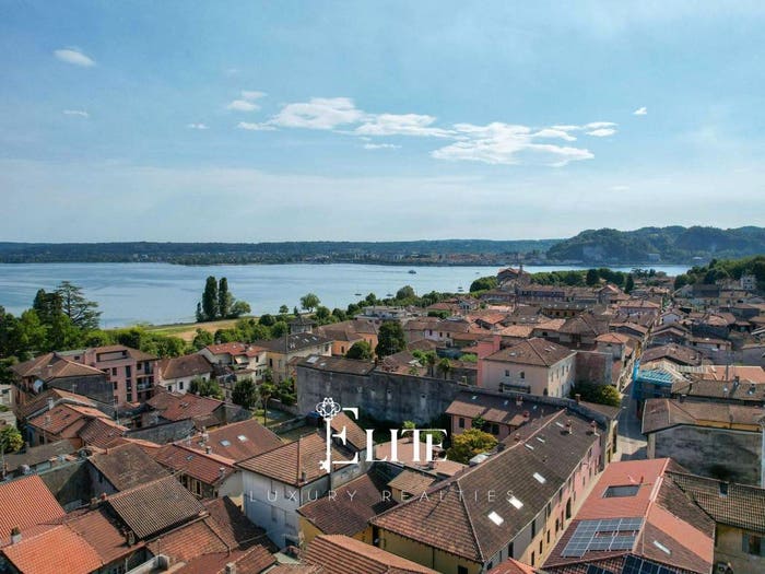 Appartamento quadrilocale in vendita in Via Mario Greppi, Centro, Angera