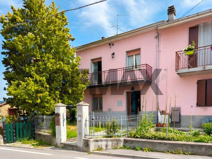 Casa con 6 locali in vendita in Albareto