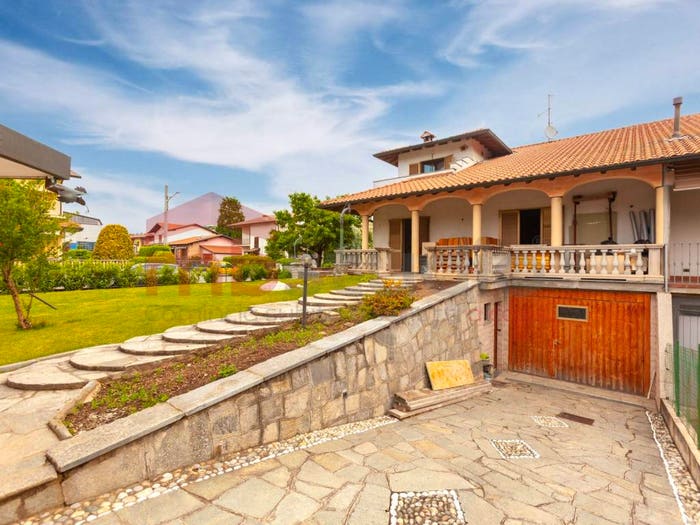 Casa con 6 locali in vendita in Via Louis Pasteur, Centro, Carbonate