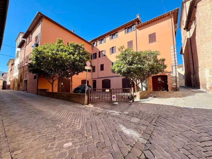 Appartamento con 6 locali in vendita in VIA VALPOVERA, Centro, Fabriano