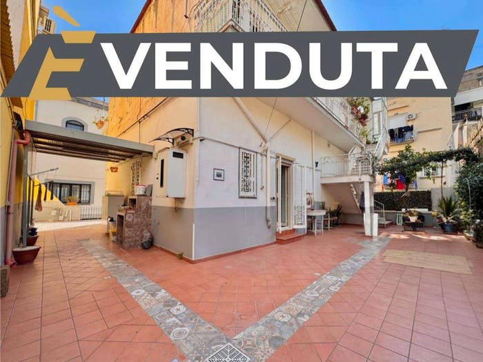Appartamento trilocale in vendita in Vico Piedigrotta, Mergellina Piedigrotta, Napoli