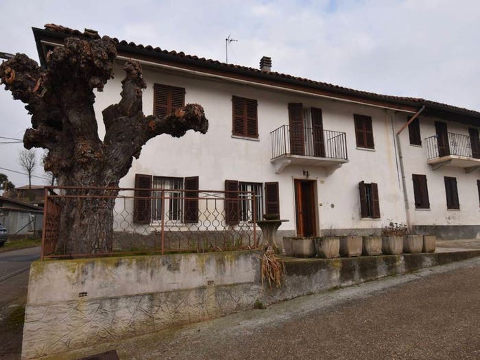 Casa con 6 locali in vendita in Via Serra Cora, Monale