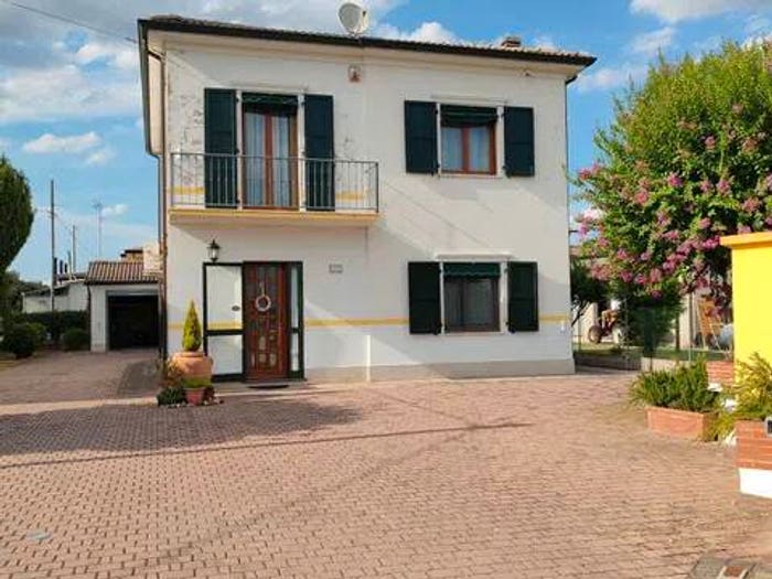 Casa con 6 locali in vendita in Via L C Farini, Bondeno