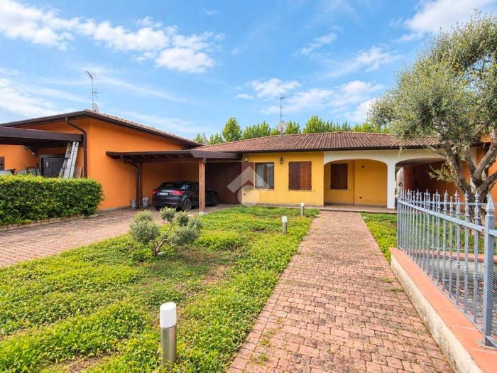 Casa trilocale in vendita in via Enrico Berlinguer, Centro, Fiesse
