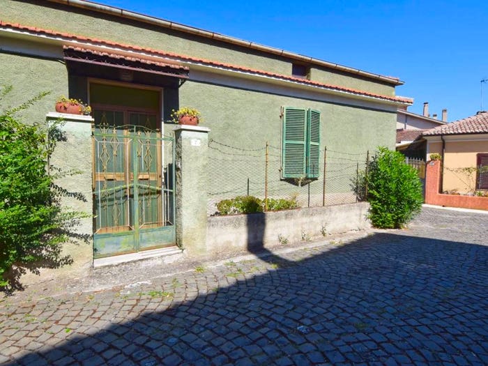 Casa con 6 locali in vendita in via F Paolo Tosti, Raiano