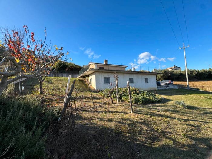 Casa con 6 locali in vendita in via Osvaldo Licini, Fermo