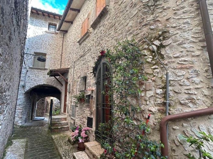 Appartamento quadrilocale in vendita in Via delle Mura, Casteldilago, Arrone