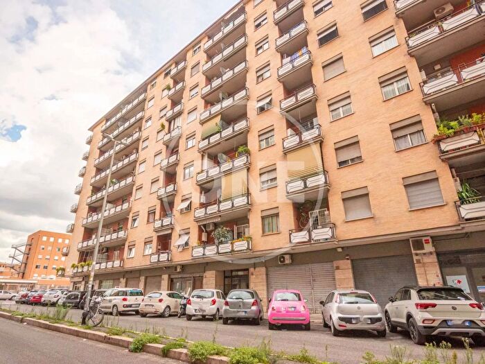 Appartamento bilocale in vendita in Via Marco Celio Rufo, Roma