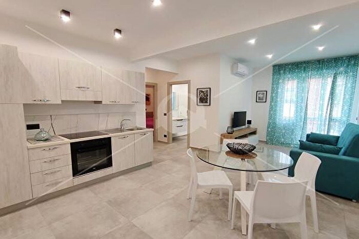 Appartamento trilocale in vendita in Via Francesco Petrarca, Centro, Loano