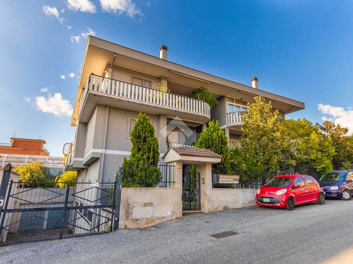 Appartamento trilocale in vendita in Via bompietro, Rocca Cencia, Roma
