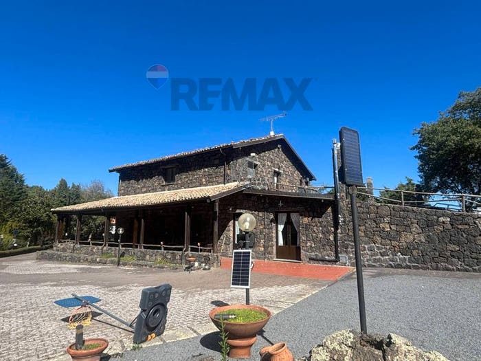Casa con 6 locali in vendita in Contrada Roccaro, Maletto