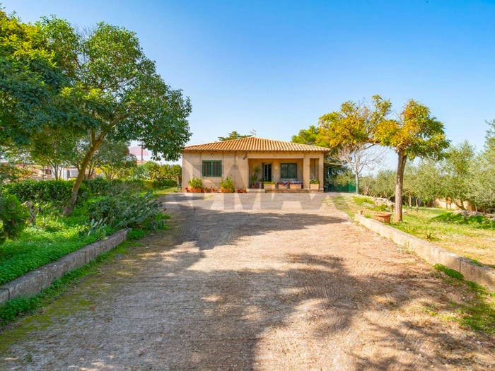 Casa con 6 locali in vendita in Via Giambattista Fanales, Centro, Caltagirone