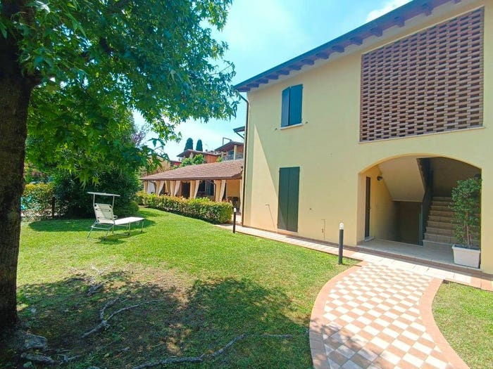 Appartamento trilocale in vendita in Via Tre Santi, Moniga del Garda