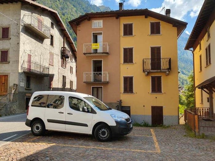 Casa con 6 locali in vendita in Carona