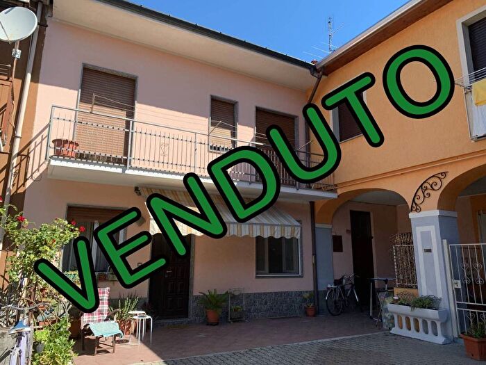 Casa trilocale in vendita in Via Camillo Benso di Cavour, San Giorgio Su Legnano