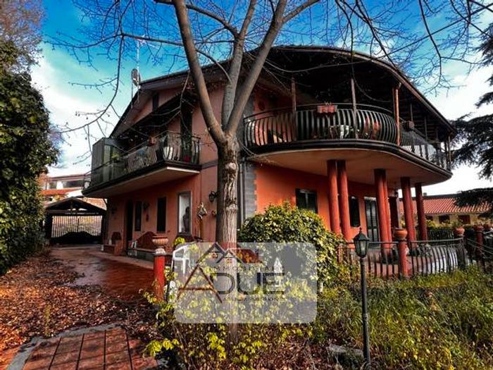 Casa con 6 locali in vendita in Via Rocca, Ragalna