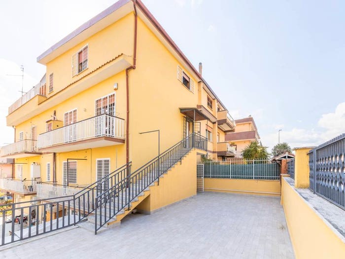 Appartamento trilocale in vendita in Via Oliveri, Rocca Cencia, Roma