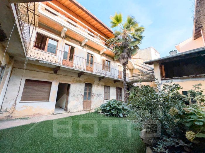 Casa con 6 locali in vendita in Via Cavour, Centro, Oleggio
