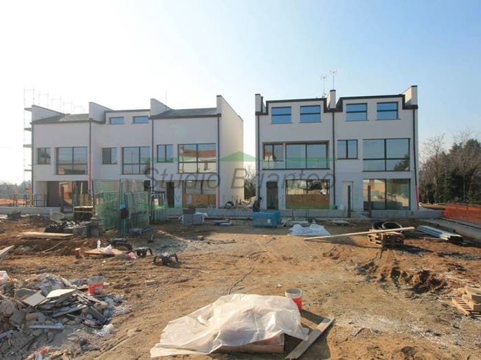 Appartamento quadrilocale in vendita in Viale Rimembranze, Centro, Carugo