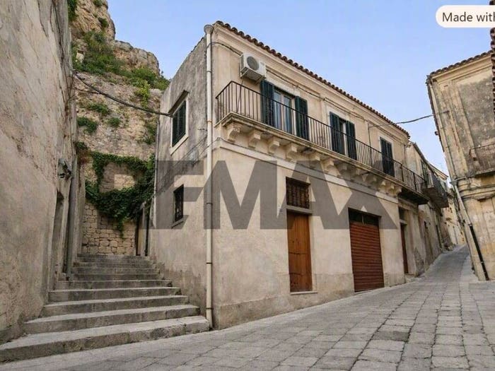 Casa con 6 locali in vendita in via Santa Maria, Modica Alta, Modica