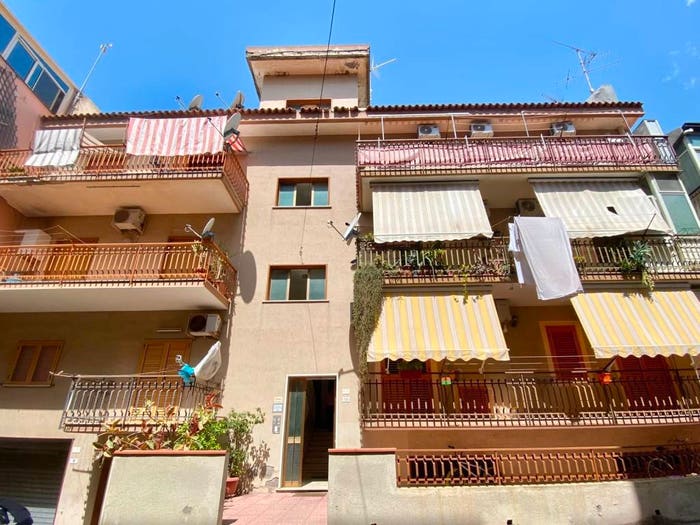 Appartamento trilocale in vendita in Via Lombardo, Letojanni