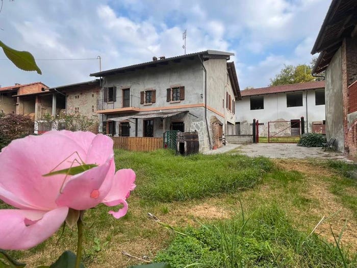Casa con 6 locali in vendita in Via Mazzini, Robella