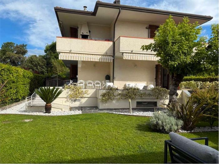 Casa con 6 locali in vendita in via Civitali, Vittoria Apuana, Forte dei Marmi