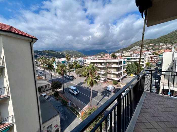 Appartamento trilocale in vendita in Viale della Repubblica, Centro, Pietra Ligure