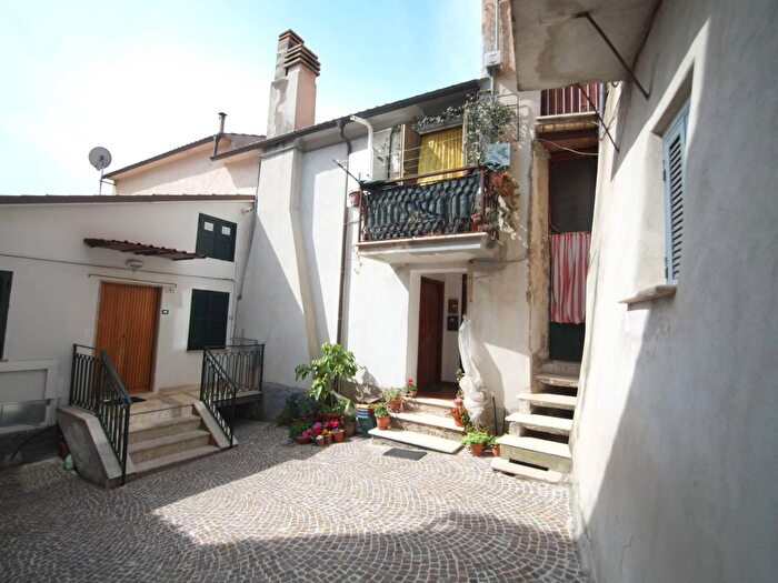 Appartamento trilocale in vendita in Vicolo del Forno, Scandriglia