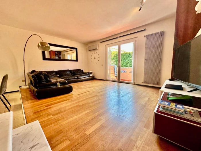 Casa con 6 locali in vendita in Viale Monzoni, Avenza, Carrara