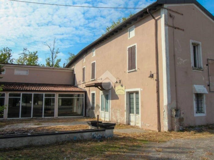 Casa con 6 locali in vendita in Via Borgosatollo, Ghedi