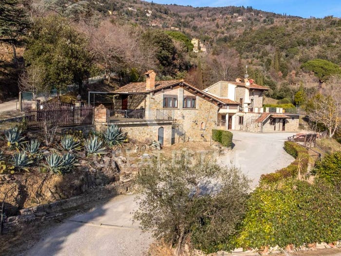 Casa con 6 locali in vendita in Case Sparse Cortona, Cortona