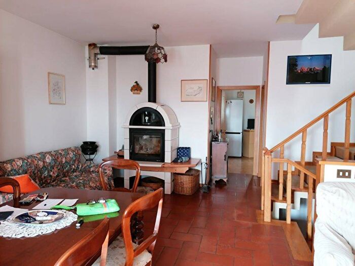 Casa con 6 locali in vendita in Urbino