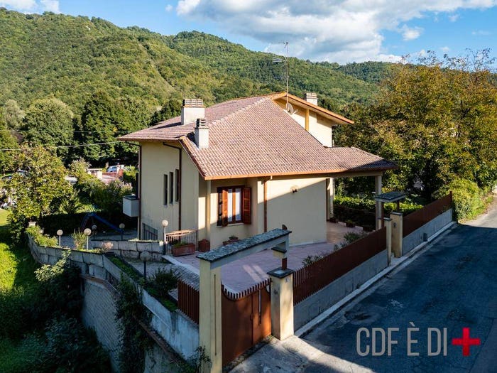 Casa con 6 locali in vendita in Via delle Scuole, Rieti