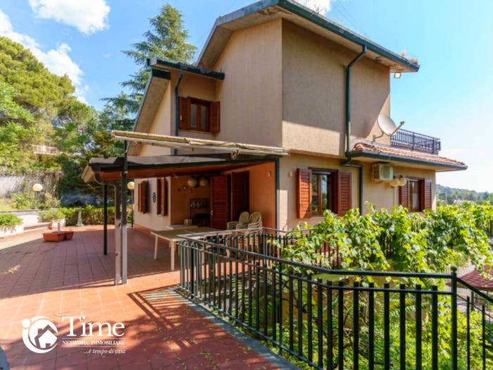 Casa con 6 locali in vendita in Via Giacomo Leopardi, Nicolosi