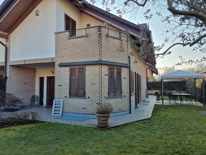 Casa quadrilocale in vendita in Via Brasile, Centro, Cogliate